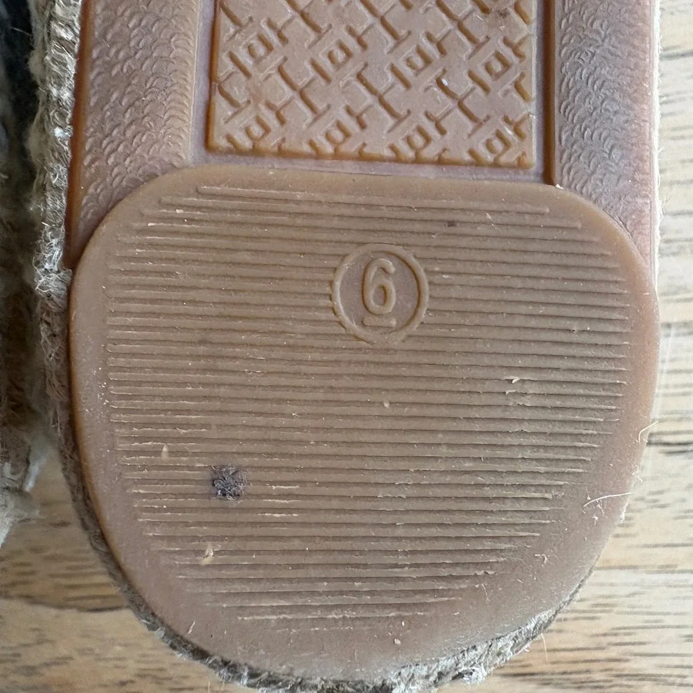 $198‎ TORY BURCH Colorblock Espadrille Sz 6 Silver Cracked Metallic & Navy Flats